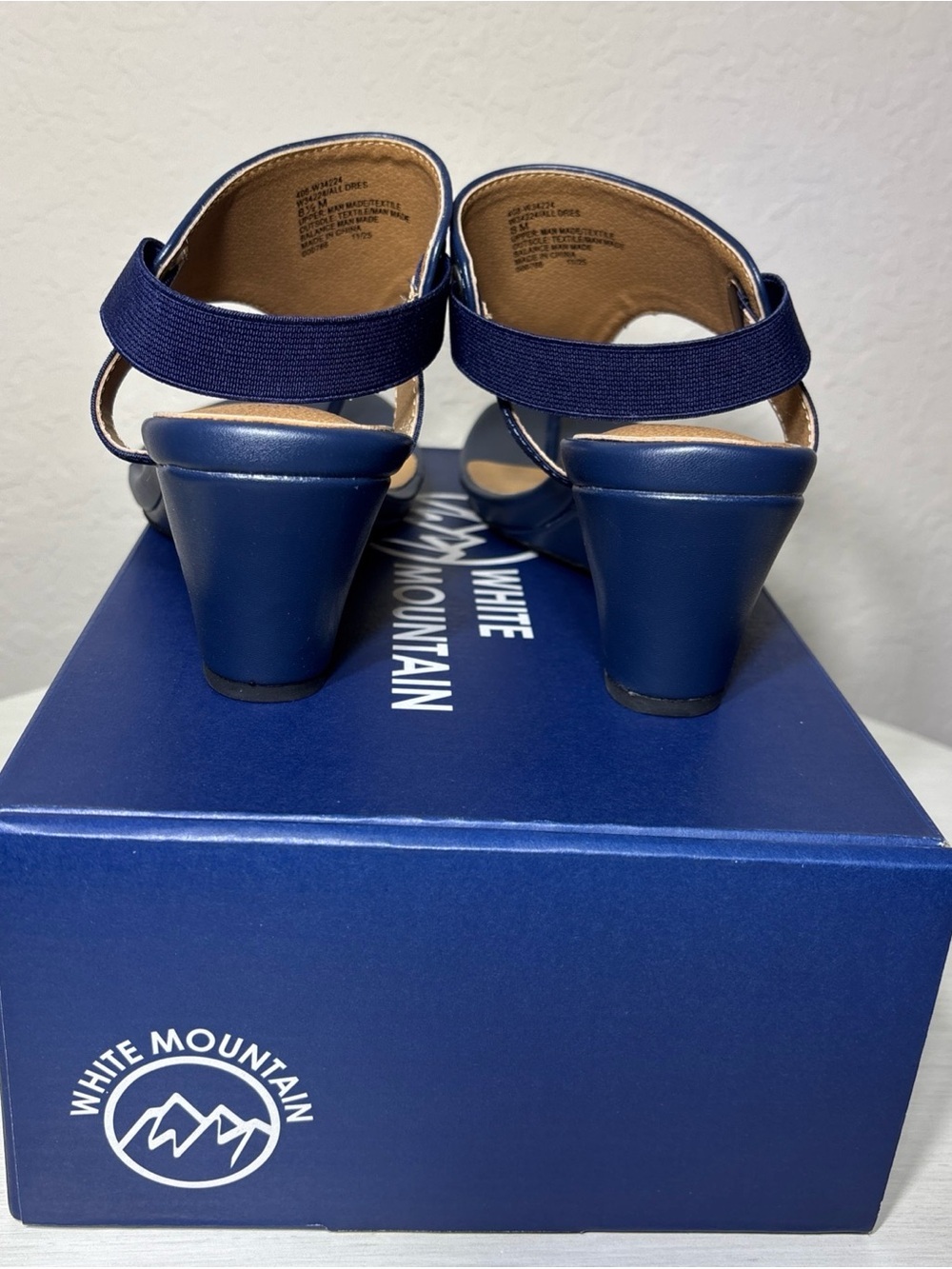 White Mountain All Dres Women
Wedge Sandals 8.5 M Navy Blue
Thong Comfort NIB - Picture 6 of 9